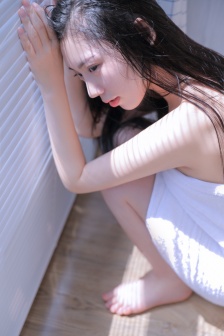 一面亲着一面膜胸口一面膜下部位